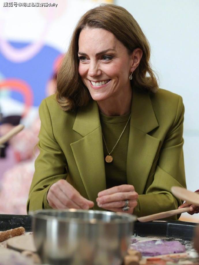 色”西装穿橄榄绿西装戴绿紫水晶耳环贵气高级瓦力游戏凯特王妃恢复健康后越来越越爱“彩(图1) 色”西装穿橄榄绿西装戴绿紫水晶耳环贵气高级瓦力游戏凯特王妃恢复健康后越来越越爱“彩(图1)