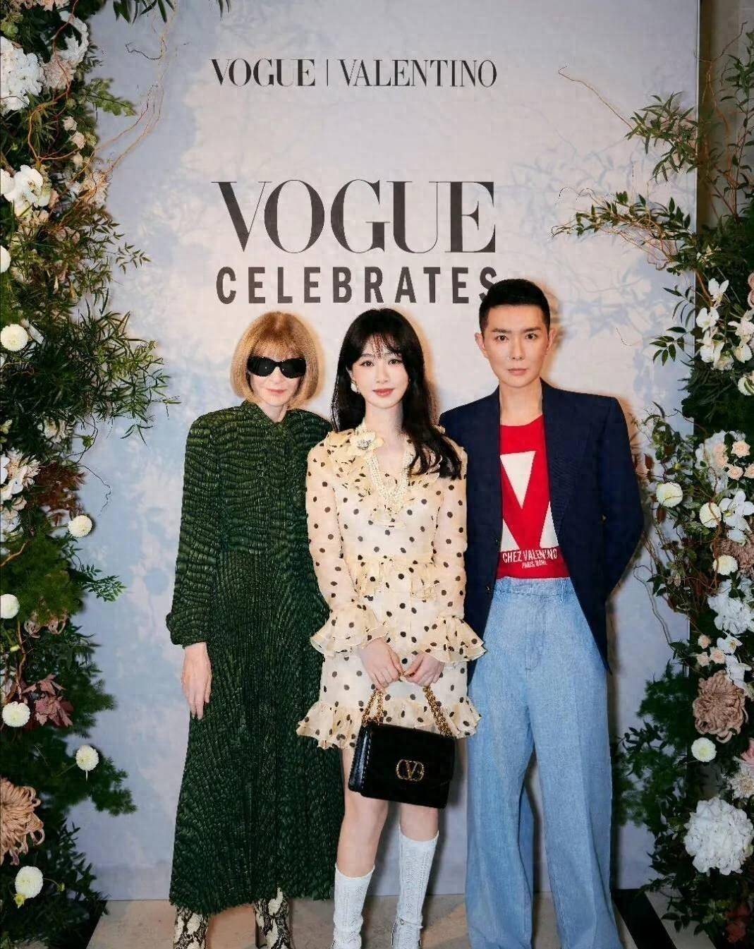 媒体！奔赴晚宴穿波点裙美出新高度瓦力棋牌杨紫的波点裙造型引爆社交(图1)