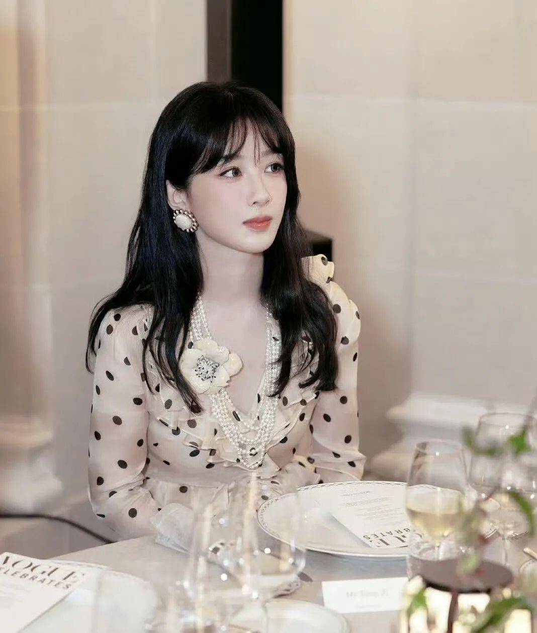 媒体!奔赴晚宴穿波点裙美出新高度瓦力棋牌杨紫的波点裙造型引爆社交(图2) 媒体!奔赴晚宴穿波点裙美出新高度瓦力棋牌杨紫的波点裙造型引爆社交(图2)