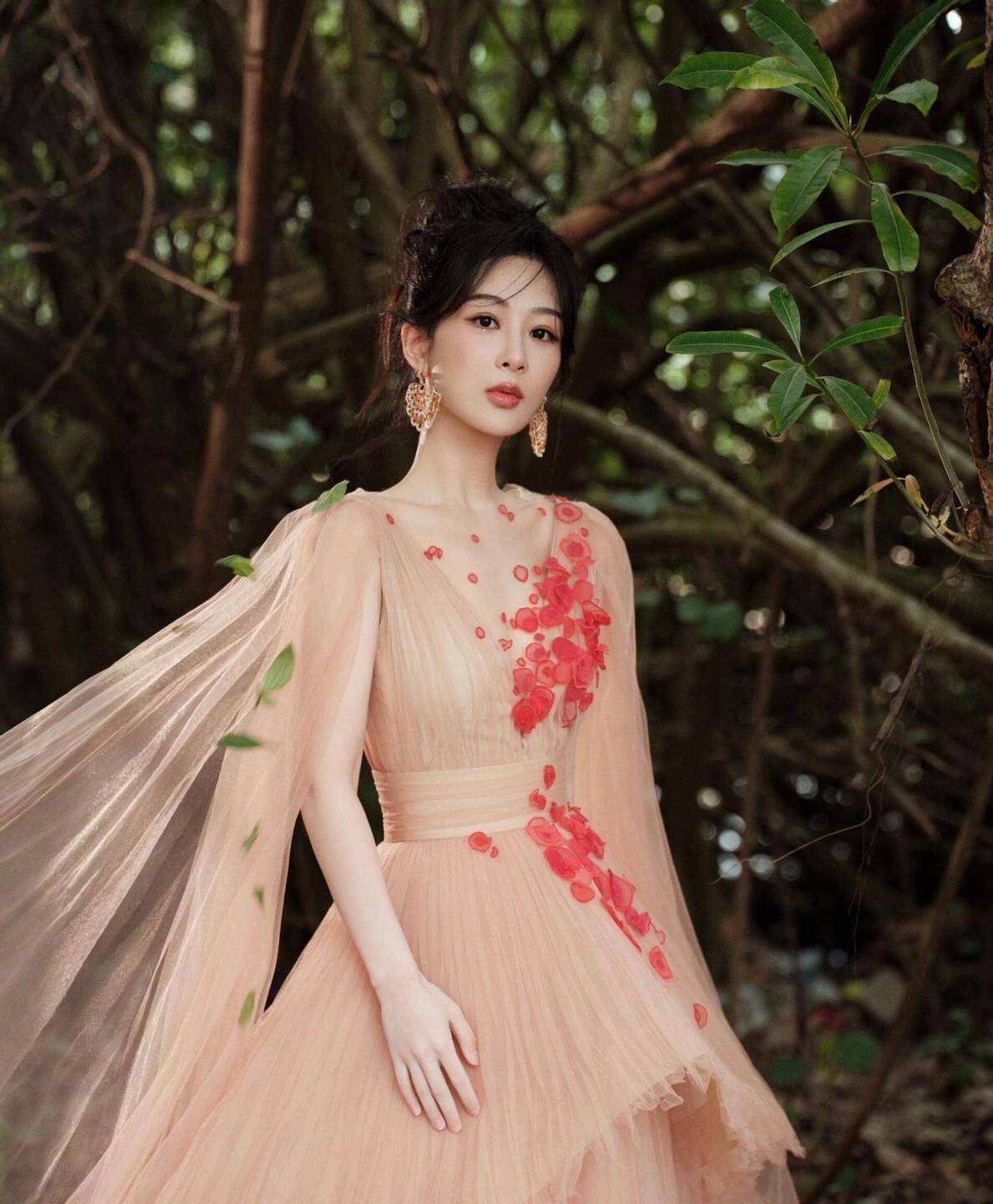 媒体！奔赴晚宴穿波点裙美出新高度瓦力棋牌杨紫的波点裙造型引爆社交(图3)