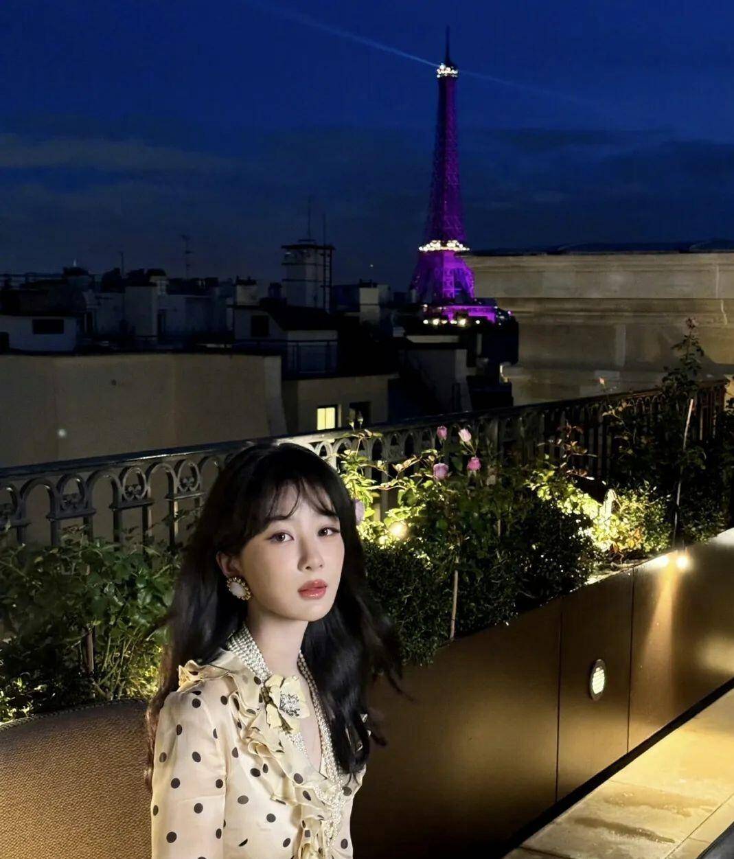 媒体！奔赴晚宴穿波点裙美出新高度瓦力棋牌杨紫的波点裙造型引爆社交(图4)