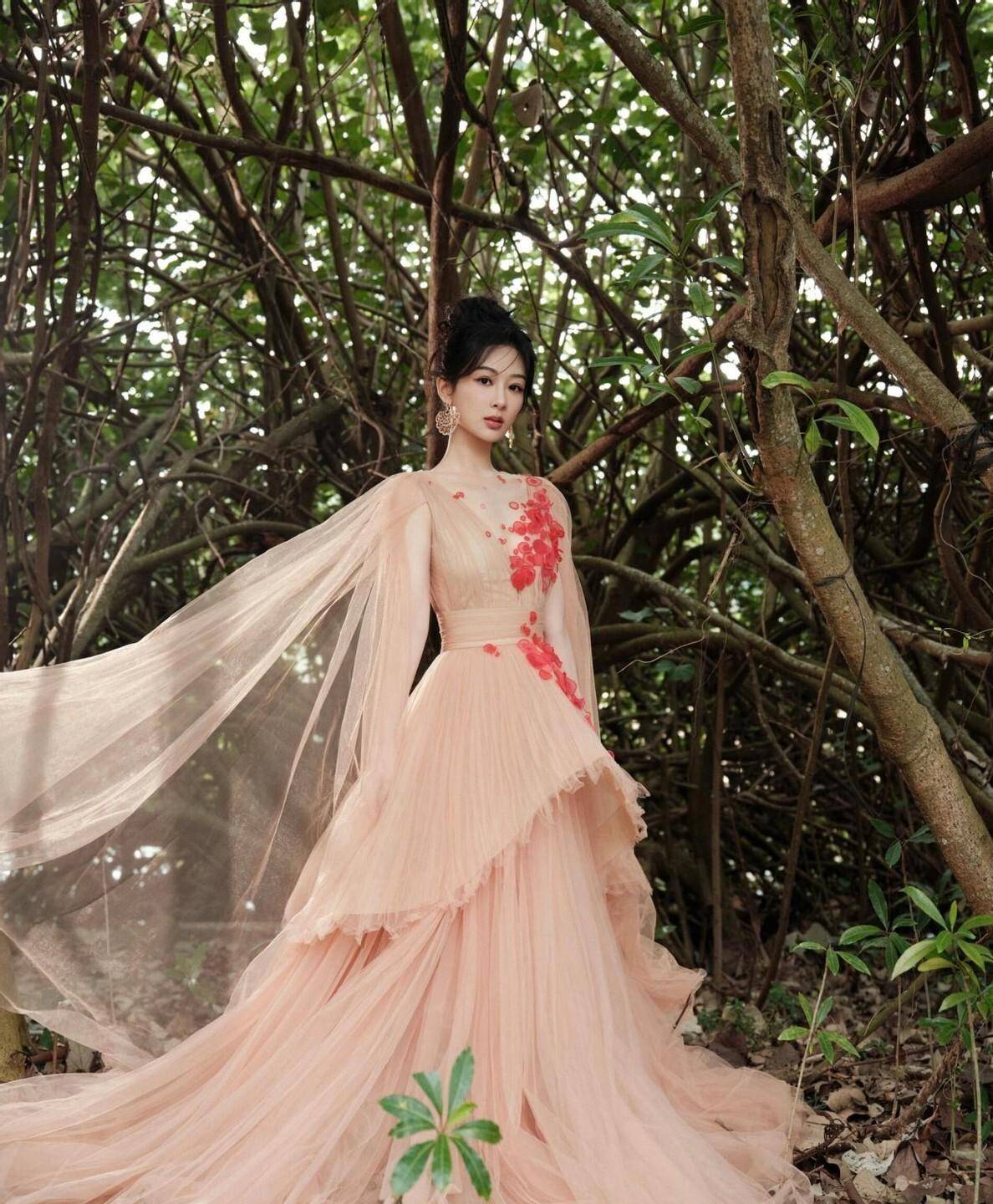 媒体！奔赴晚宴穿波点裙美出新高度瓦力棋牌杨紫的波点裙造型引爆社交(图6)