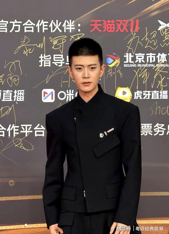 大分从邓亚萍看他的眼神就知道他多帅瓦力游戏任嘉伦寸头珍珠耳环造型上(图7)