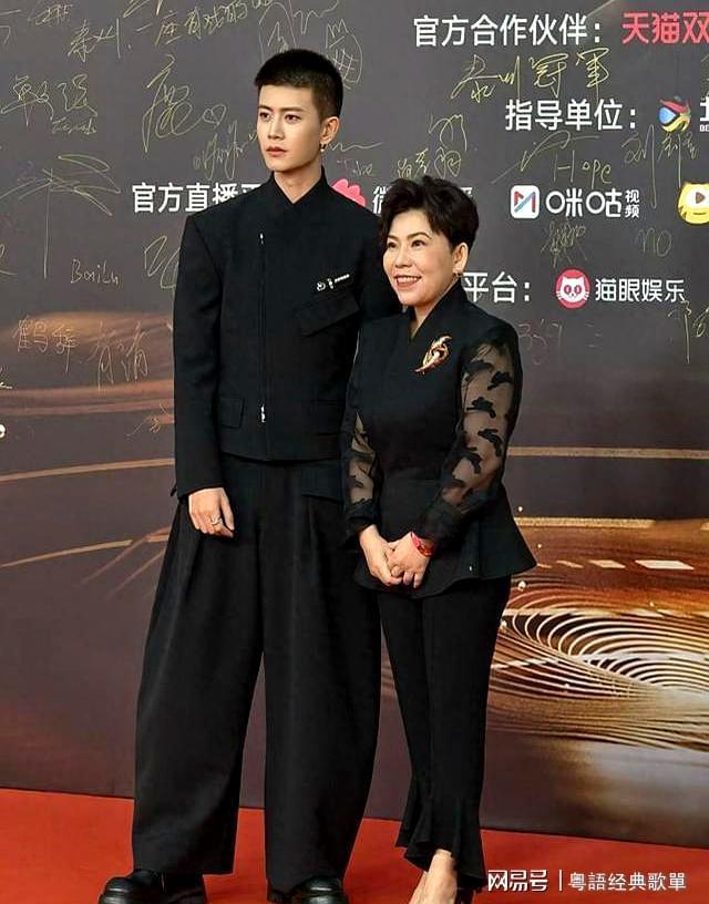 大分从邓亚萍看他的眼神就知道他多帅瓦力游戏任嘉伦寸头珍珠耳环造型上(图2)