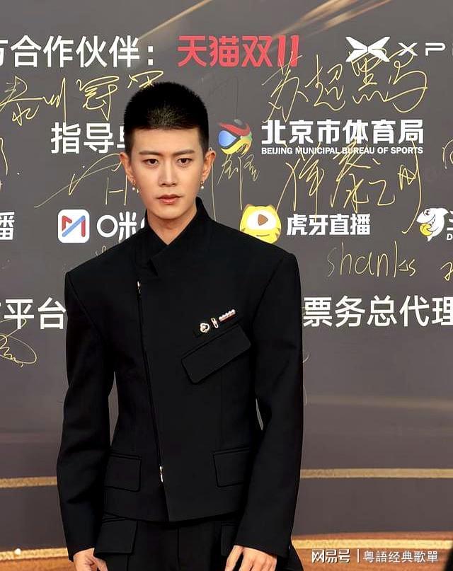 大分从邓亚萍看他的眼神就知道他多帅瓦力游戏任嘉伦寸头珍珠耳环造型上(图4)