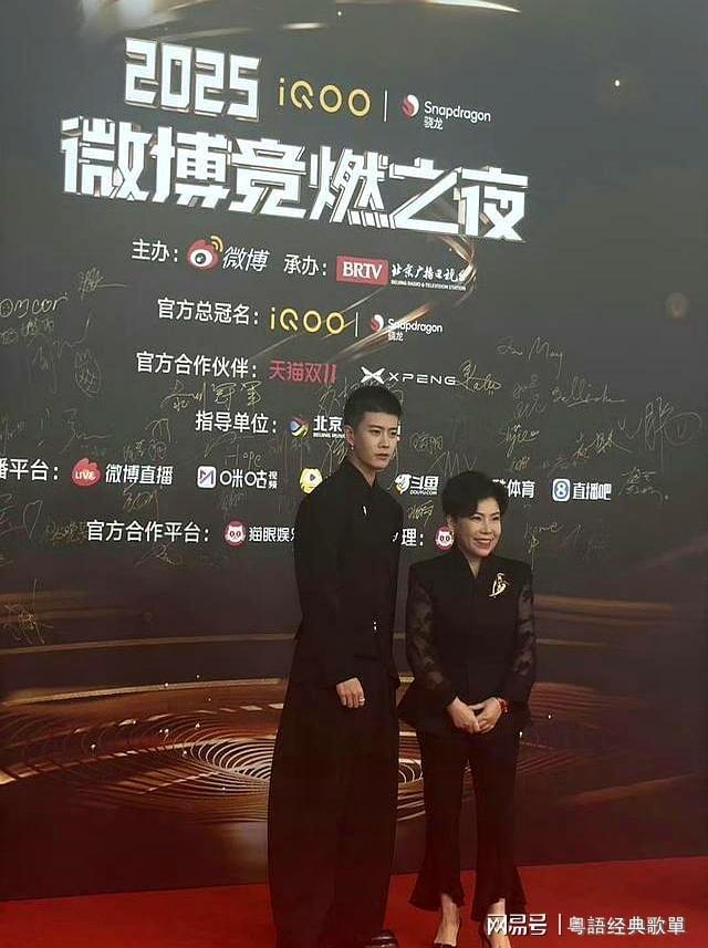 大分从邓亚萍看他的眼神就知道他多帅瓦力游戏任嘉伦寸头珍珠耳环造型上(图5)