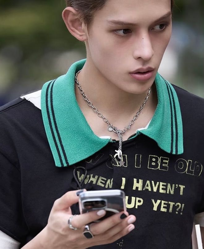 袭！重金属+基础款叠戴成为造型救赎瓦力棋牌游戏“Cortis风”来(图2)