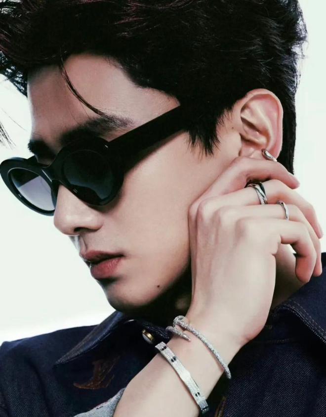 袭！重金属+基础款叠戴成为造型救赎瓦力棋牌游戏“Cortis风”来(图8)