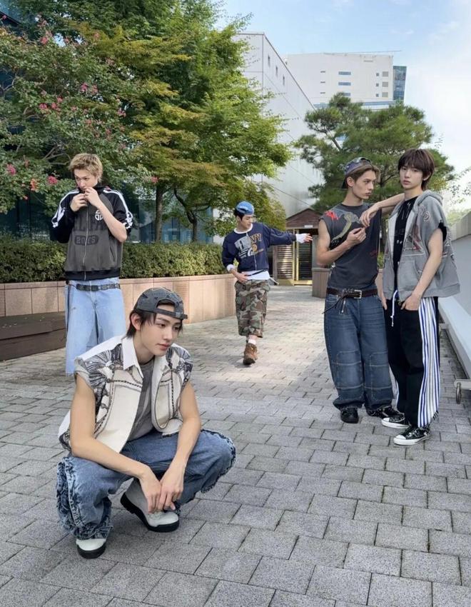 袭！重金属+基础款叠戴成为造型救赎瓦力棋牌游戏“Cortis风”来(图10)