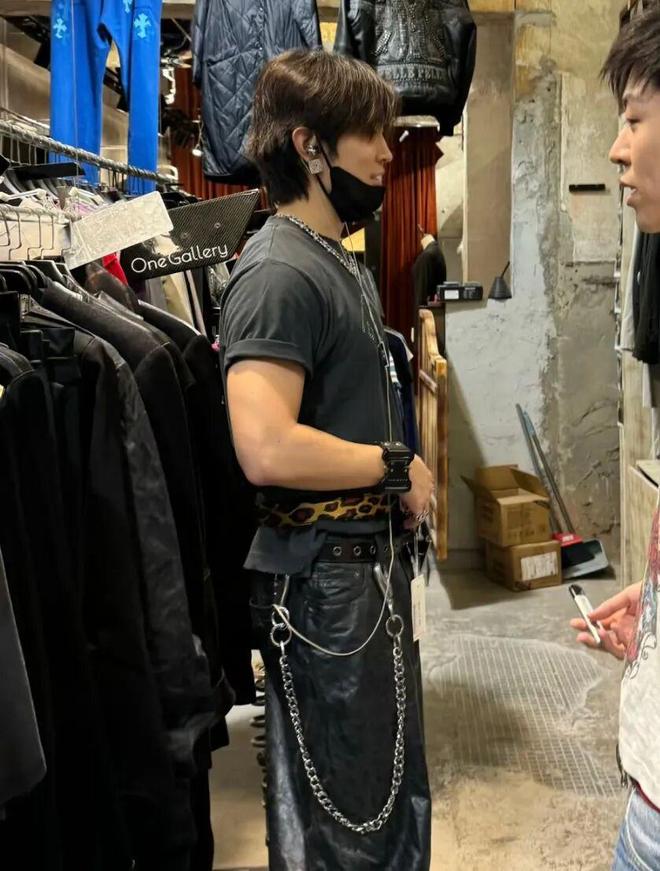 袭！重金属+基础款叠戴成为造型救赎瓦力棋牌游戏“Cortis风”来(图6)