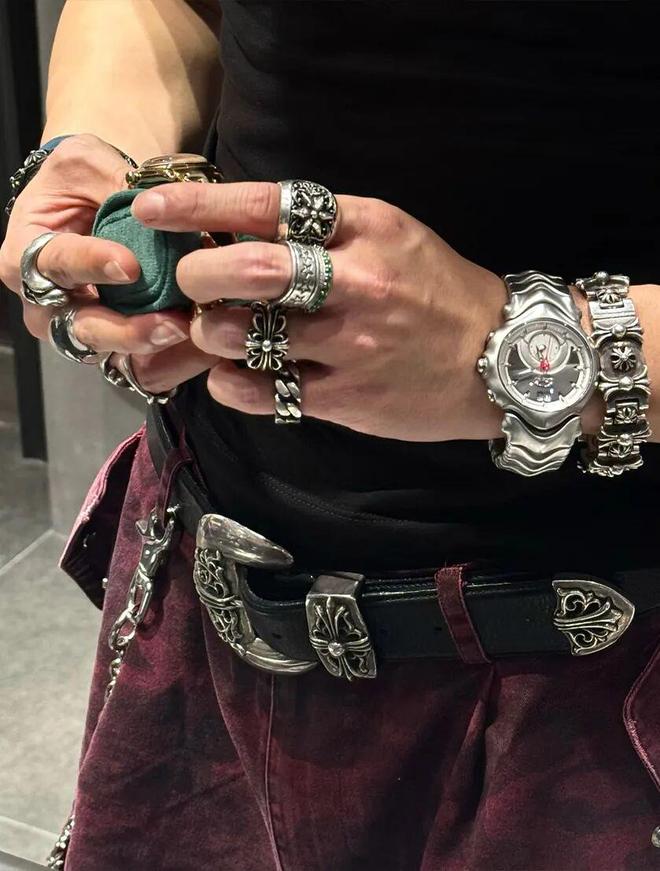 袭！重金属+基础款叠戴成为造型救赎瓦力棋牌游戏“Cortis风”来(图4)