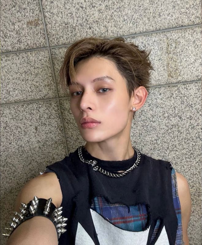 袭！重金属+基础款叠戴成为造型救赎瓦力棋牌游戏“Cortis风”来(图16)