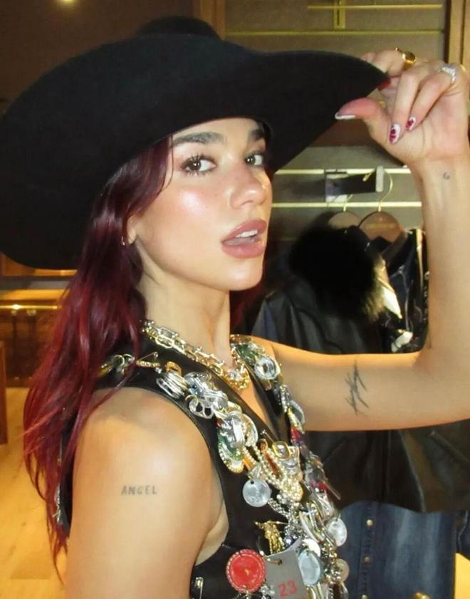 袭！重金属+基础款叠戴成为造型救赎瓦力棋牌游戏“Cortis风”来(图18)