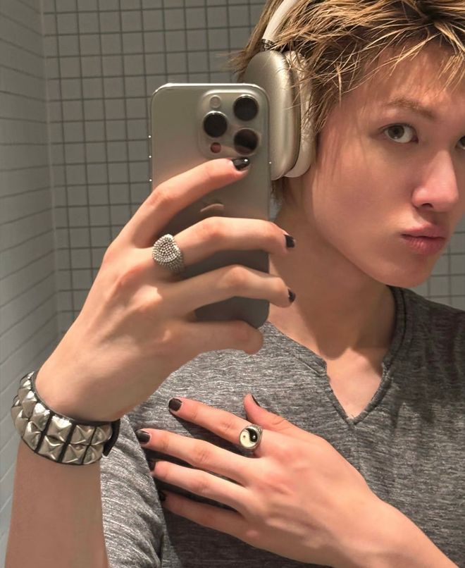 袭！重金属+基础款叠戴成为造型救赎瓦力棋牌游戏“Cortis风”来(图12)