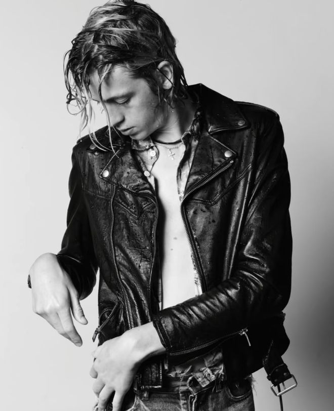 袭！重金属+基础款叠戴成为造型救赎瓦力棋牌游戏“Cortis风”来(图13)