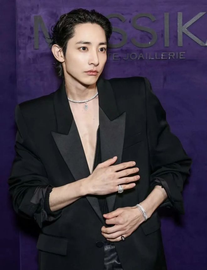 袭！重金属+基础款叠戴成为造型救赎瓦力棋牌游戏“Cortis风”来(图17)