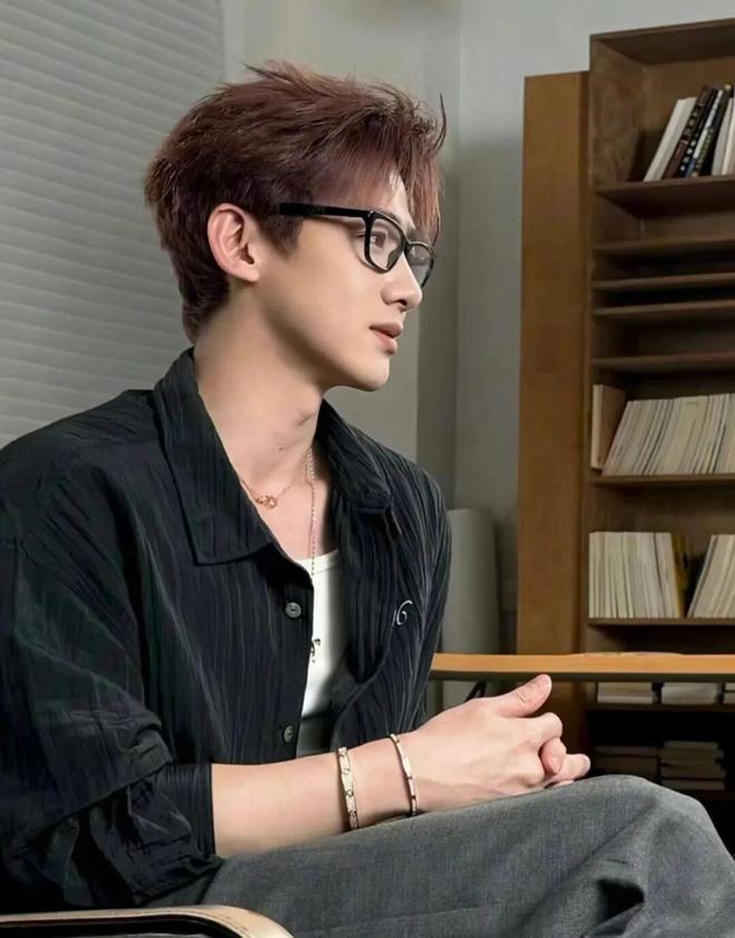 袭！重金属+基础款叠戴成为造型救赎瓦力棋牌游戏“Cortis风”来(图21)