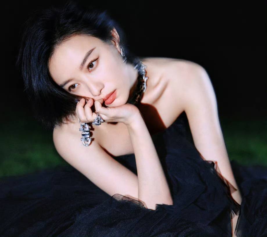 民国淑女到霸总这波造型赢麻了瓦力棋牌倪妮短发杀疯了！从(图2)