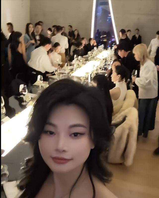 假胸”尴尬娜然脸肿胀秦舒培一脸男相瓦力棋牌试玩北京酒会太真实吉娜“(图2)