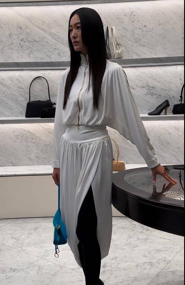 假胸”尴尬娜然脸肿胀秦舒培一脸男相瓦力棋牌试玩北京酒会太真实吉娜“(图3)