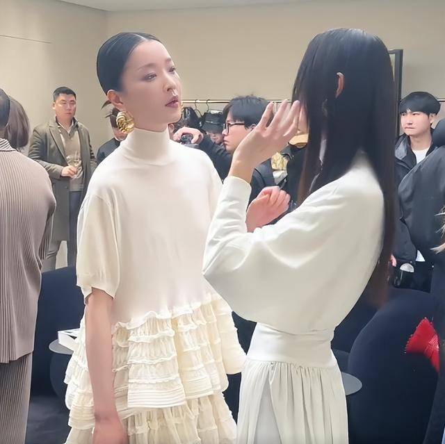 假胸”尴尬娜然脸肿胀秦舒培一脸男相瓦力棋牌试玩北京酒会太真实吉娜“(图8)