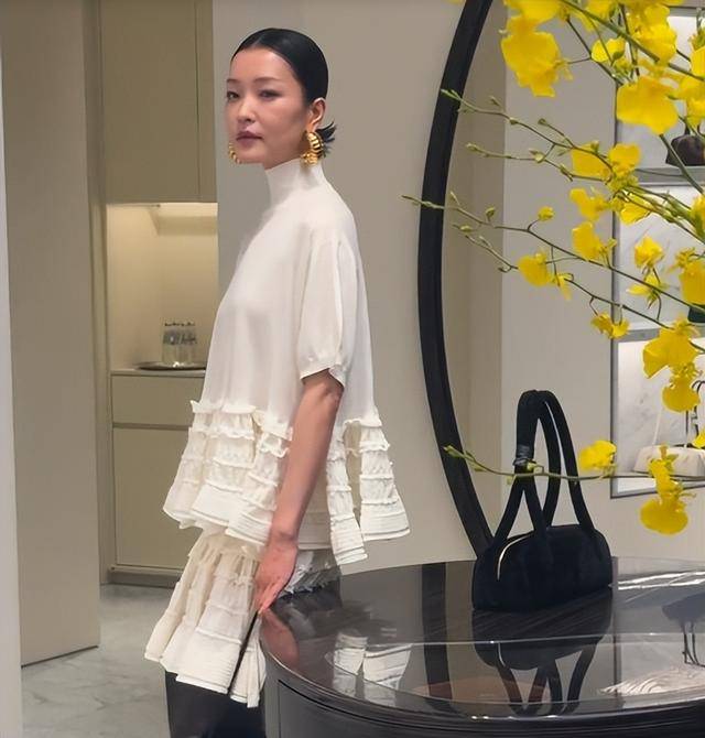 假胸”尴尬娜然脸肿胀秦舒培一脸男相瓦力棋牌试玩北京酒会太真实吉娜“(图9)