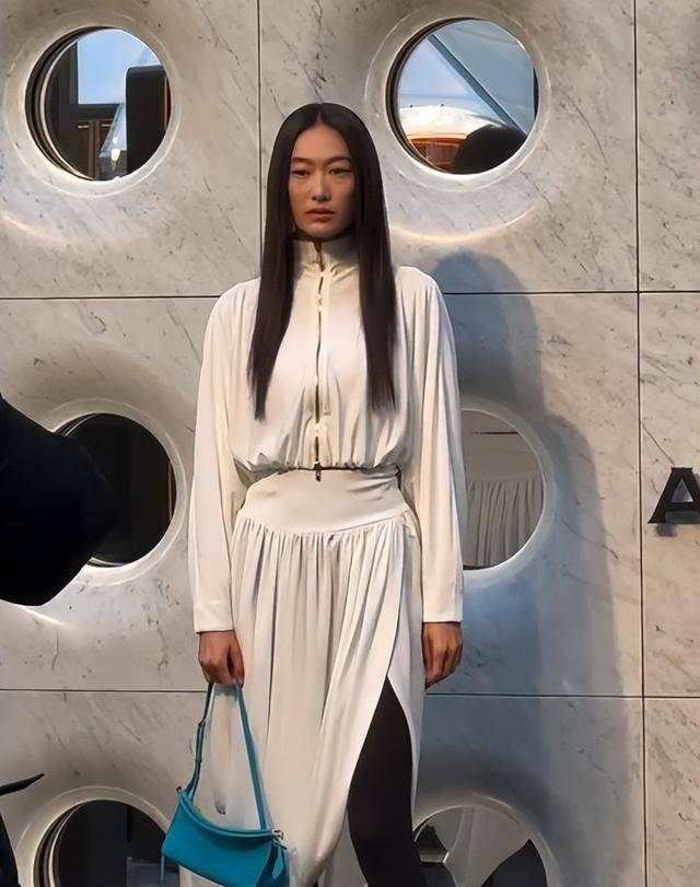 假胸”尴尬娜然脸肿胀秦舒培一脸男相瓦力棋牌试玩北京酒会太真实吉娜“(图20)