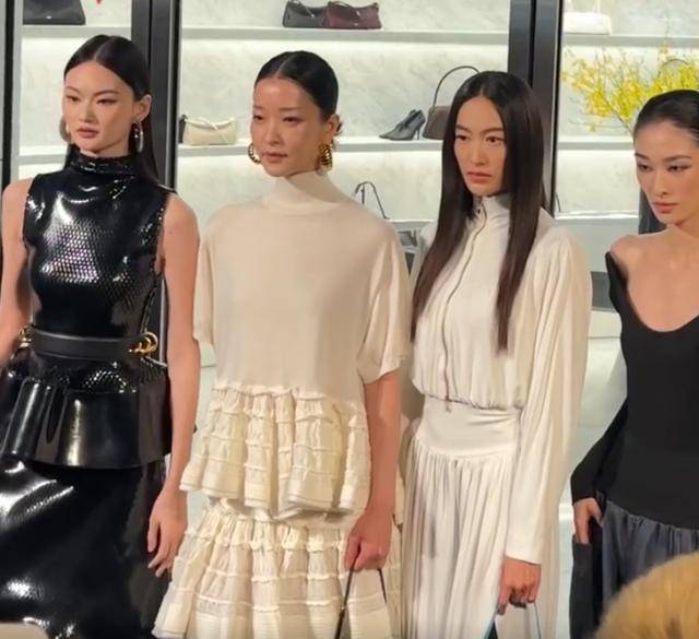 假胸”尴尬娜然脸肿胀秦舒培一脸男相瓦力棋牌试玩北京酒会太真实吉娜“(图21)