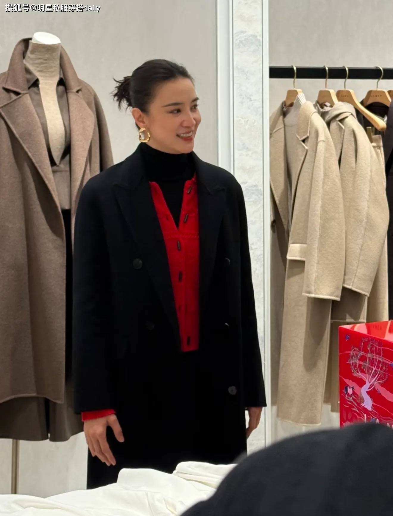 威把黑色大衣、红色针织开衫穿出高级感瓦力游戏试玩173大美女宋佳美的好权(图3)