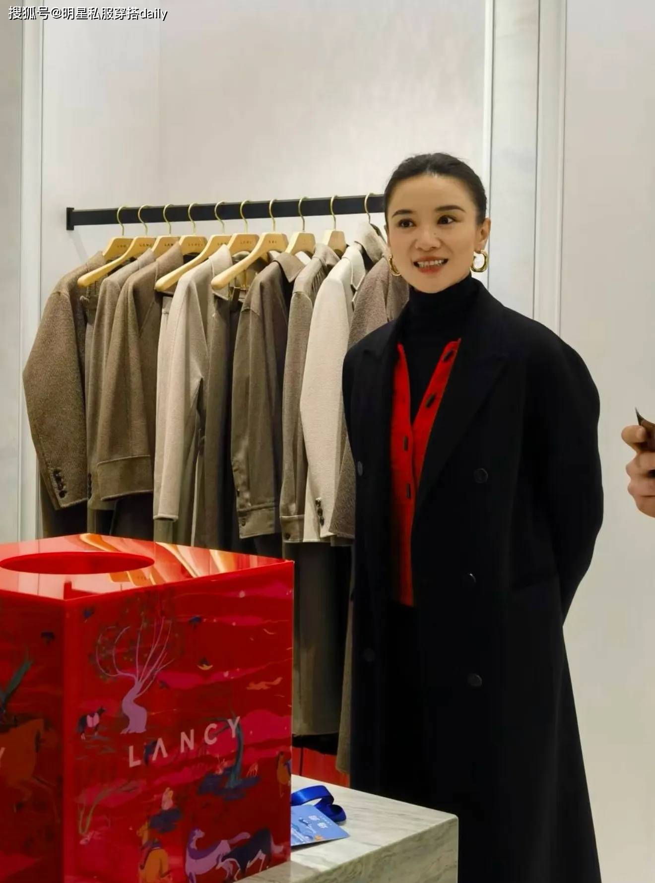 威把黑色大衣、红色针织开衫穿出高级感瓦力游戏试玩173大美女宋佳美的好权(图4)